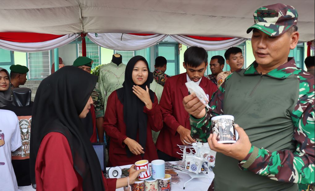 ketika berada di stand pameran