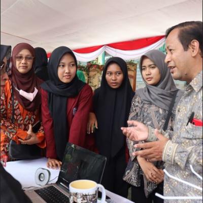 Ketika Berada Di Stand Pameran 5